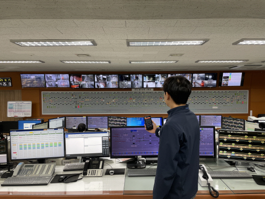 SK텔레콤이 부산 도시철도 2~4호선 '철도통합 무선통신서비스(LTE-R)' 구축 및 3~4호선 초고속 유선통신망 사업을 수주했다. 부산도시철도 상황실 관계자가 LTE-R 망을 통해 상황을 점검하고 있다. SKT 제공